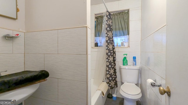 bathroom featuring toilet, tile walls, and a shower with shower curtain