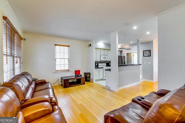 living room with recessed lighting, visible vents, baseboards, ornamental molding, and light wood-type flooring