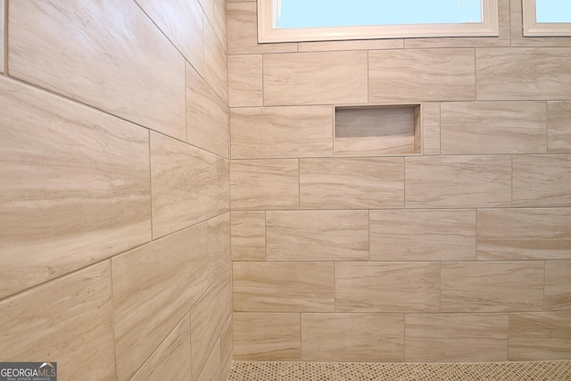 room details featuring a tile shower