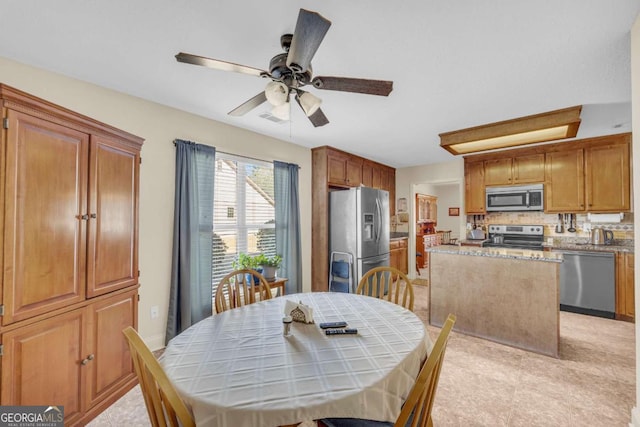 dining space featuring visible vents and ceiling fan