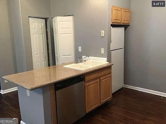 kitchen featuring a sink, baseboards, light countertops, freestanding refrigerator, and dishwasher