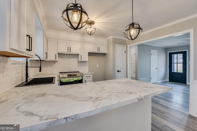 kitchen with decorative light fixtures, stainless steel electric range oven, light wood-style flooring, white cabinets, and a sink