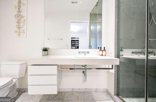 full bath featuring visible vents, a sink, toilet, and a shower stall