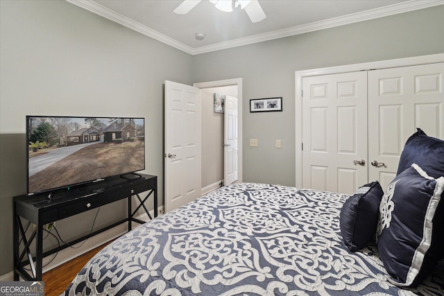 bedroom with wood finished floors, a ceiling fan, baseboards, ornamental molding, and a closet