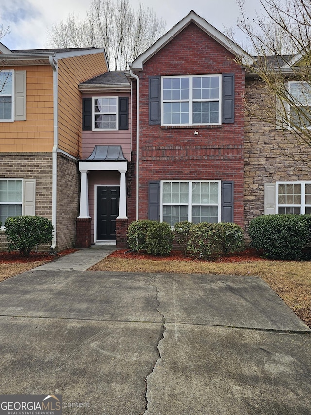 view of front facade featuring brick siding