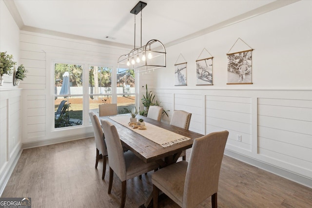 dining space with dark wood-style floors, visible vents, and a chandelier