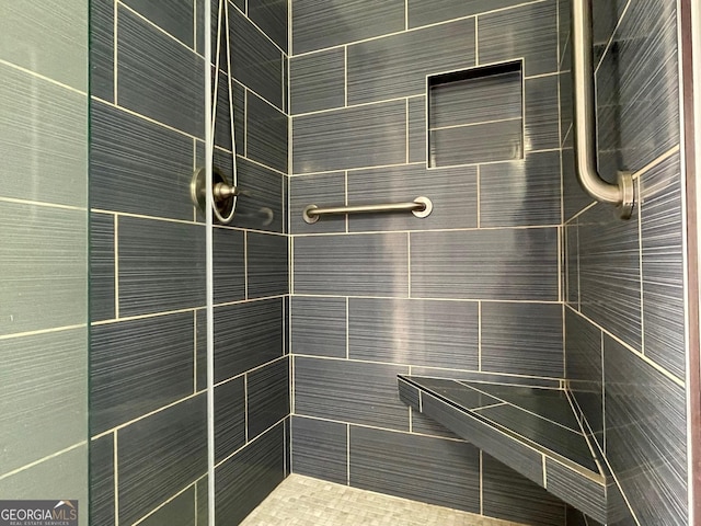 full bathroom featuring a tile shower