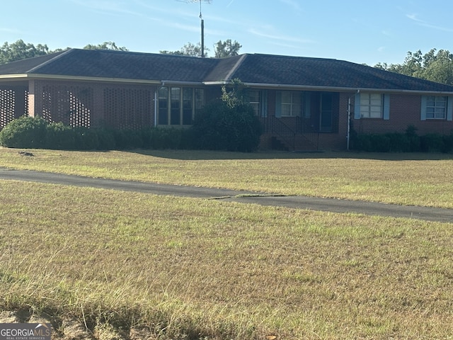 ranch-style home with a front yard