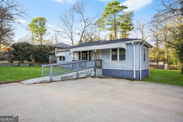 view of front of house with a front lawn