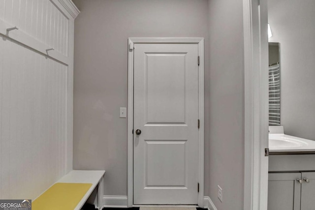 mudroom featuring a sink and baseboards