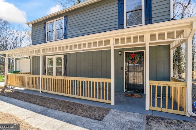 entrance to property featuring a porch