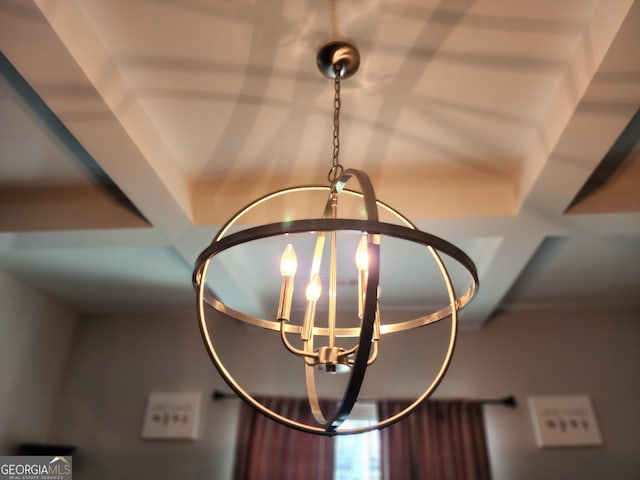 room details featuring a notable chandelier