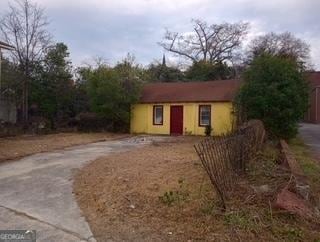 view of front of property featuring aphalt driveway