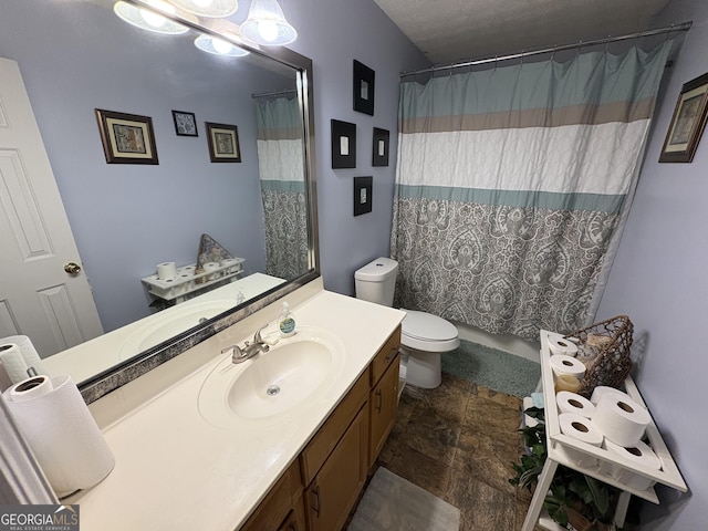 full bathroom featuring a shower with shower curtain, vanity, and toilet