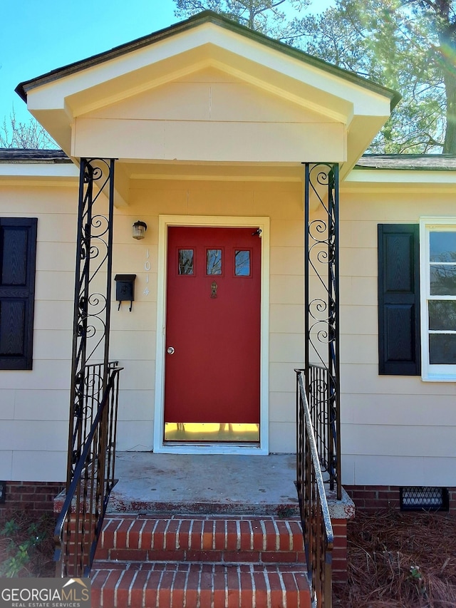 property entrance featuring crawl space