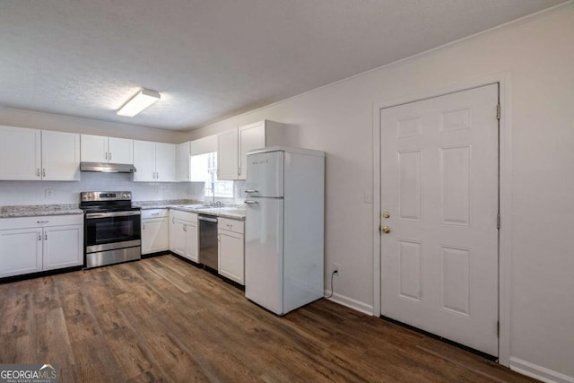 kitchen with stainless steel appliances, dark wood-type flooring, white cabinets, a sink, and under cabinet range hood