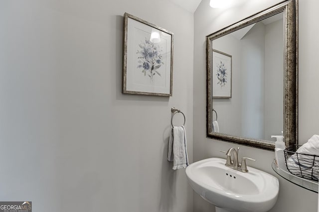 bathroom featuring a sink