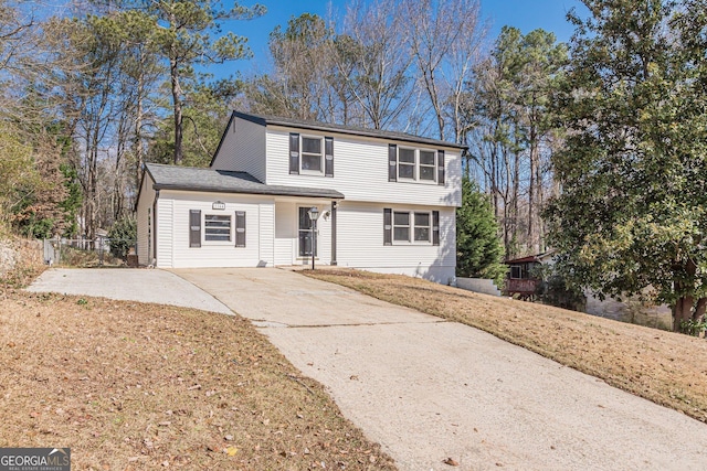 view of front of property featuring a front yard and driveway