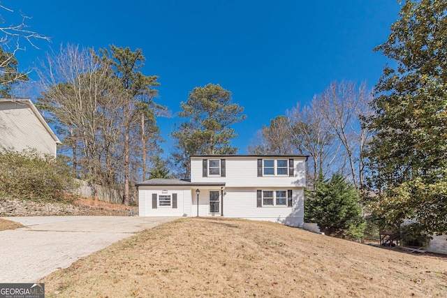 view of front of home featuring a front yard