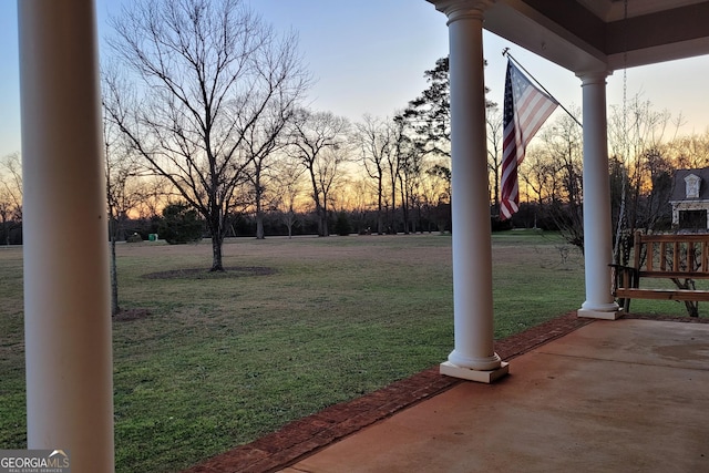 view of yard at dusk