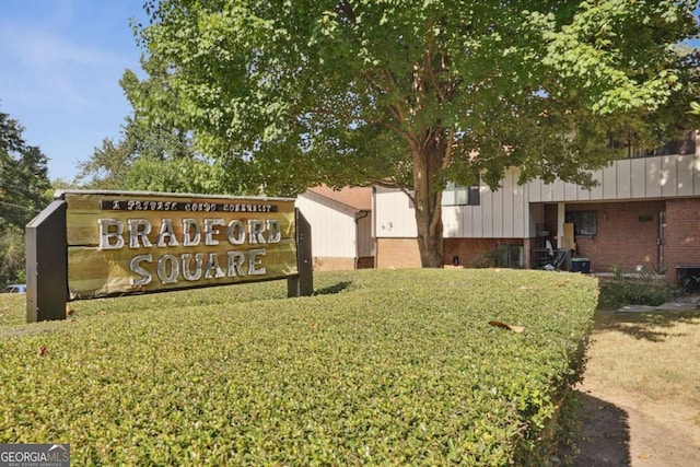 community / neighborhood sign featuring a yard