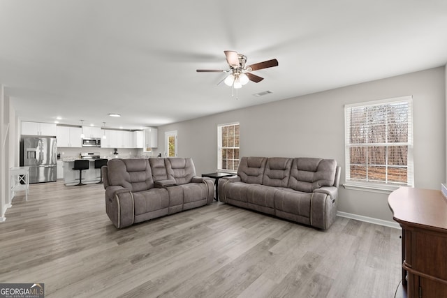 living room featuring recessed lighting, visible vents, light wood-style floors, ceiling fan, and baseboards