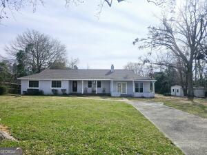 view of front of house featuring a front yard and driveway