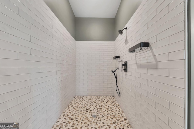 full bathroom featuring a tile shower