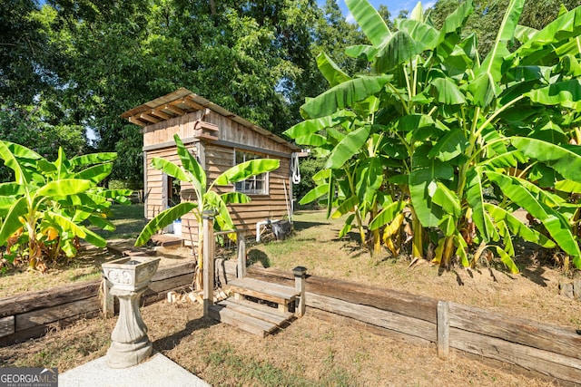 view of yard featuring an outdoor structure