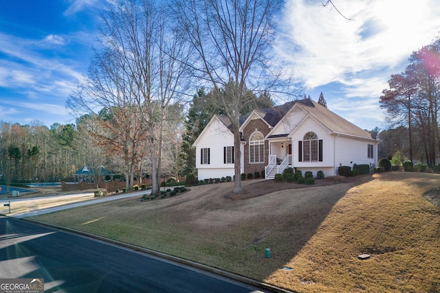 view of front facade featuring a front lawn