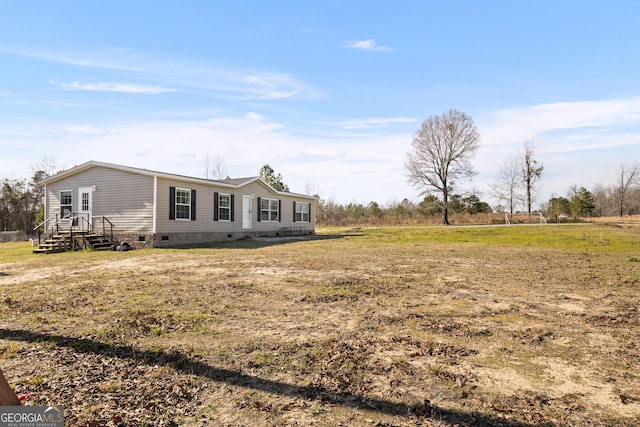 view of front of house featuring crawl space and a front lawn