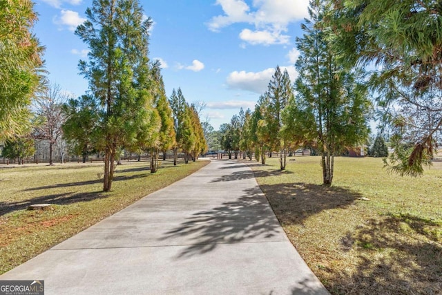 view of property's community featuring a lawn