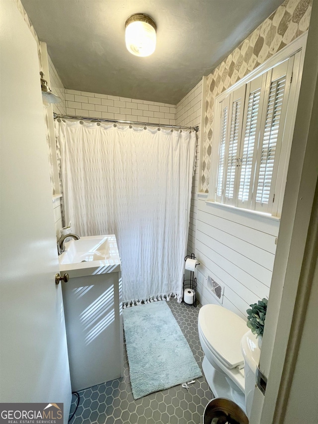 bathroom with toilet, a shower with curtain, and vanity