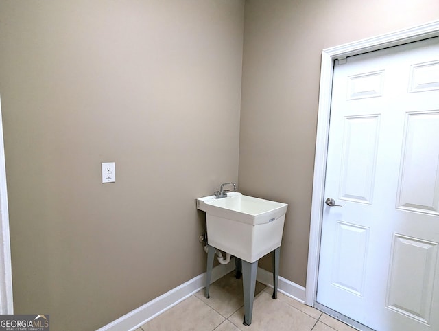 washroom featuring light tile patterned floors and baseboards