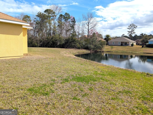 view of yard featuring a water view