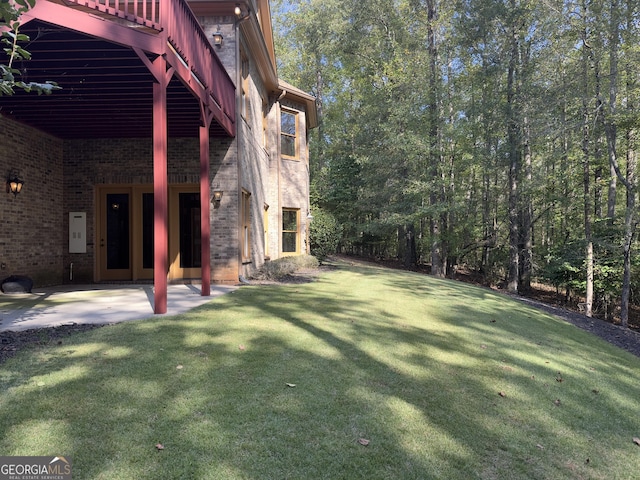 unfurnished room with light carpet, baseboards, visible vents, and crown molding