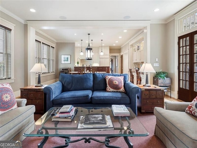 living area with recessed lighting, crown molding, and baseboards