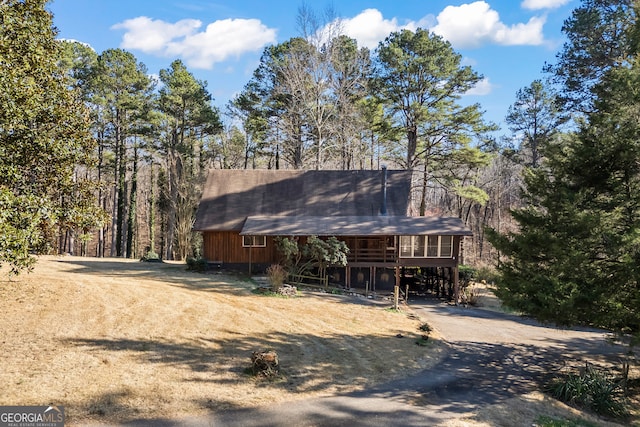 view of front of property featuring driveway and a carport