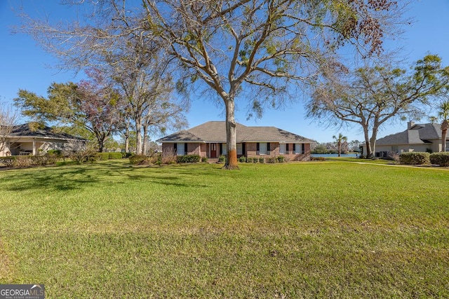 view of front of home featuring a front lawn