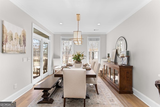 dining space featuring recessed lighting, baseboards, crown molding, and light wood finished floors