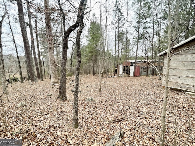 view of yard featuring an outdoor structure