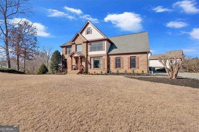 view of front facade featuring a front lawn