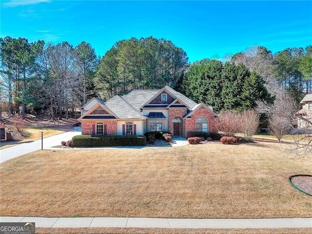 view of front of house featuring a front lawn