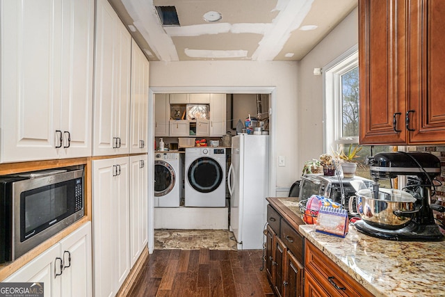 laundry area featuring dark wood-style flooring and independent washer and dryer