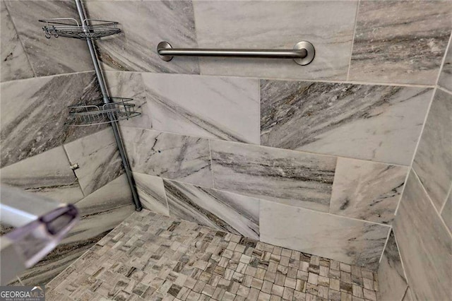 details with a tile shower