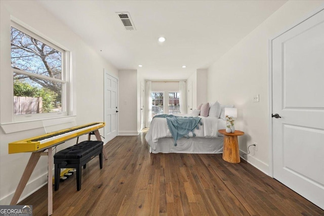 bedroom featuring baseboards, visible vents, hardwood / wood-style floors, and recessed lighting