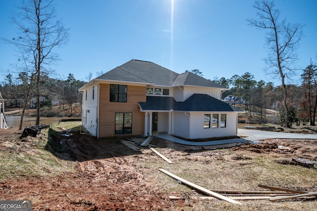 view of front of property featuring a shingled roof