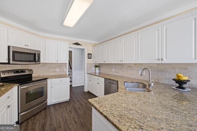 kitchen featuring stainless steel appliances, dark wood-style flooring, a sink, white cabinets, and ornamental molding