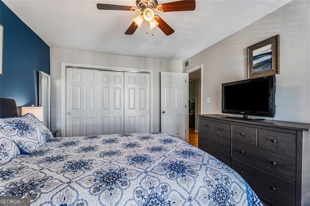 bedroom with ceiling fan, a closet, and visible vents