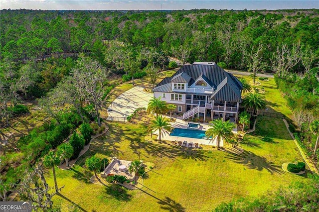 birds eye view of property featuring a forest view